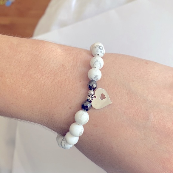 White howlite gemstone bracelet - Picture 3 of 4
